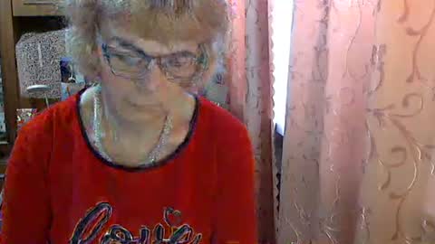 Olivia Mia online show from April 15, 7:20 am