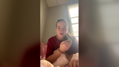 oliviaaraee online show from February 3, 8:23 pm