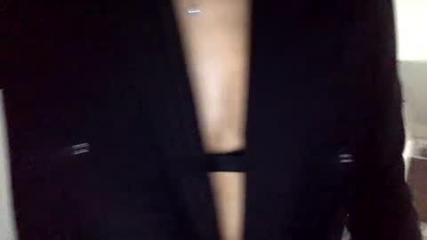 omilk online show from December 15, 7:10 pm