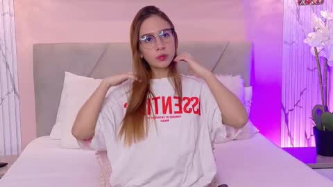 Lola online show from December 19, 3:04 pm