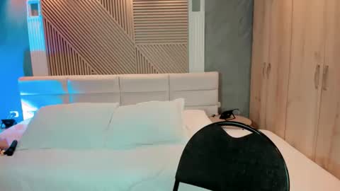 oriana savatil online show from April 11, 7:45 am