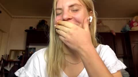 Snapshot of othalook chatting on October 28, 8:53 am Alexa online show from October 28, 8:53 am