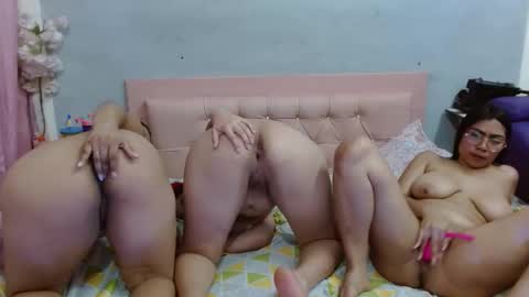 pamela_adlon online show from April 18, 7:07 pm