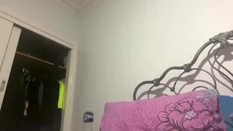 paulsgirl online show from December 3, 6:03 am