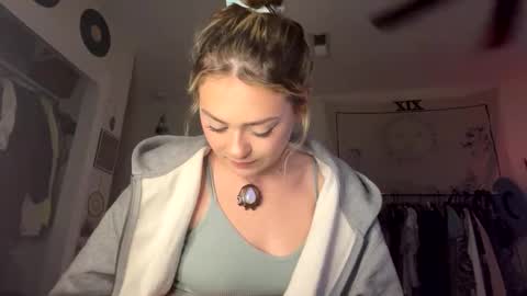 peachesncreampiezz online show from May 15, 11:40 pm