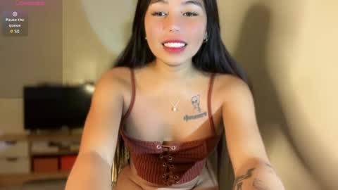 Snapshot of petitegirlx69 chatting on December 22, 11:11 am miss lisa online show from December 22, 11:11 am