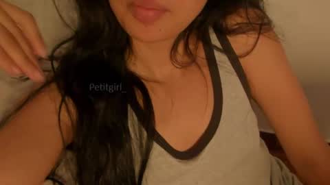 Snapshot of petitgirl_ chatting on March 5, 8:01 pm  J A S S  online show from March 5, 8:01 pm