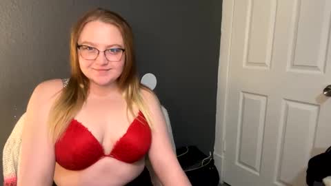 Snapshot of phatassblond chatting on February 22, 5:20 pm PhatAssBlond online show from February 22, 5:20 pm