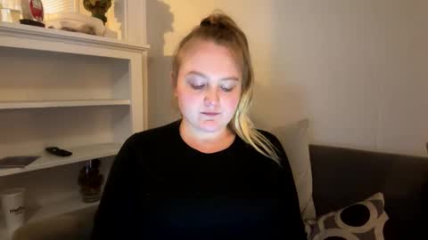 Snapshot of phatassblond chatting on February 8, 10:19 pm PhatAssBlond online show from February 8, 10:19 pm