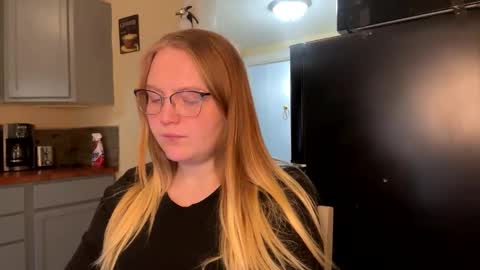 Snapshot of phatassblond chatting on February 5, 5:32 pm PhatAssBlond online show from February 5, 5:32 pm