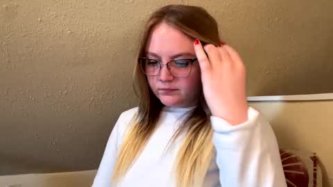 Snapshot of phatassblond chatting on February 1, 6:29 pm PhatAssBlond online show from February 1, 6:29 pm