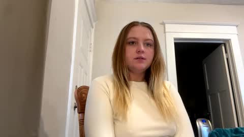 Snapshot of phatassblond chatting on January 2, 7:18 pm PhatAssBlond online show from January 2, 7:18 pm