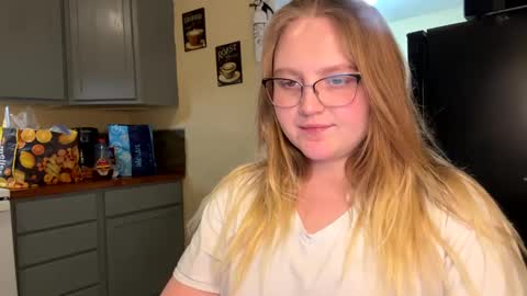 Snapshot of phatassblond chatting on February 6, 3:37 am PhatAssBlond online show from February 6, 3:37 am