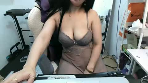 Snapshot of pinkyrosexx chatting on January 18, 6:56 am Rose online show from January 18, 6:56 am
