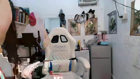 Snapshot of pinkyrosexx chatting on December 21, 10:40 pm Rose online show from December 21, 10:40 pm