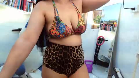 Snapshot of pinkyrosexx chatting on February 16, 1:05 am Rose online show from February 16, 1:05 am