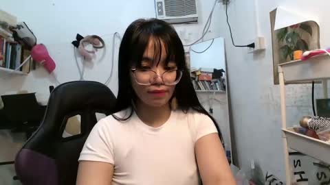 Snapshot of pinkyrosexx chatting on March 7, 11:26 pm Rose online show from March 7, 11:26 pm
