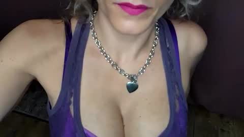 Snapshot of pippa33109 chatting on January 23, 3:11 pm MILF Pippa online show from January 23, 3:11 pm