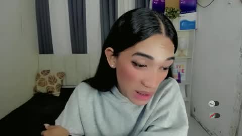 pixiedoll_ online show from December 18, 8:35 pm