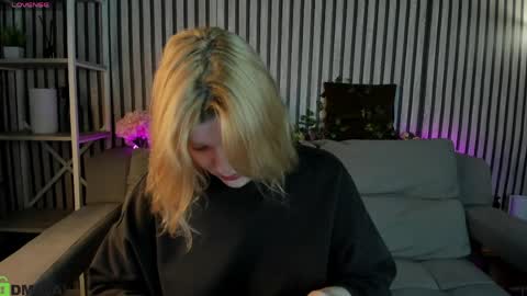 Polly online show from May 17, 1:05 am