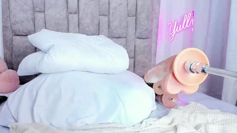 Snapshot of queen_yully chatting on October 23, 8:37 pm queen_yully online show from October 23, 8:37 pm