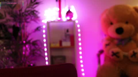 Nova Hollis online show from April 5, 4:44 am