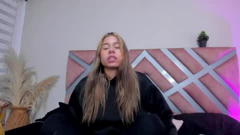 Rachell online show from June 2, 4:24 am