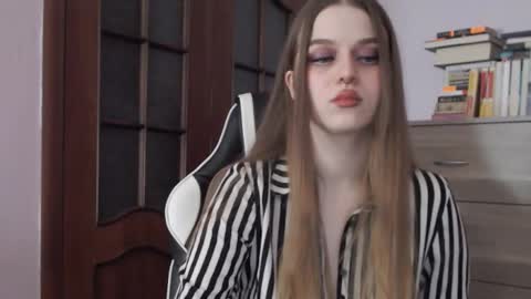 Lily online show from November 13, 2:21 am