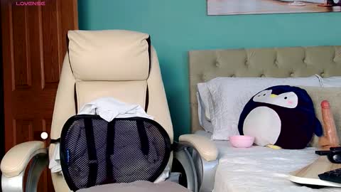 Yanella online show from February 14, 10:45 pm