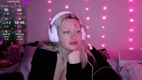 reiannmay online show from April 1, 2:12 am