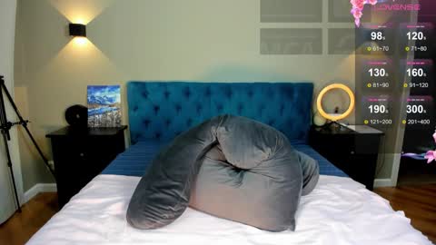 Ria Woods online show from October 31, 4:00 pm