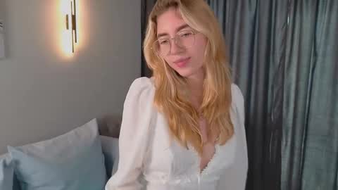 Emma online show from October 19, 2:19 pm