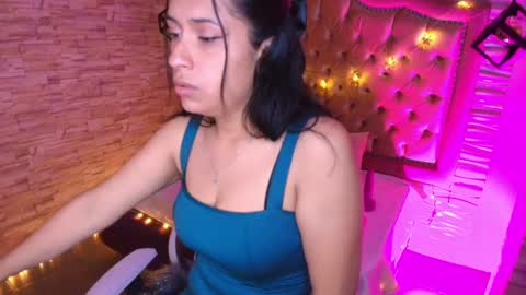 roxanne_han online show from October 3, 11:37 am