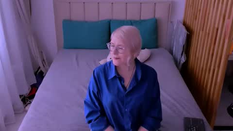 Sabrina MacMarren online show from March 8, 9:46 am