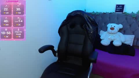 Snapshot of sammantha_sweet chatting on December 6, 7:00 pm Samantha online show from December 6, 7:00 pm