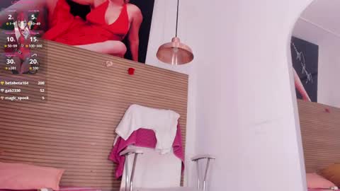 sara_sm1th_ online show from June 7, 1:29 pm