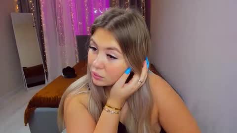 Sarah online show from November 22, 7:05 pm