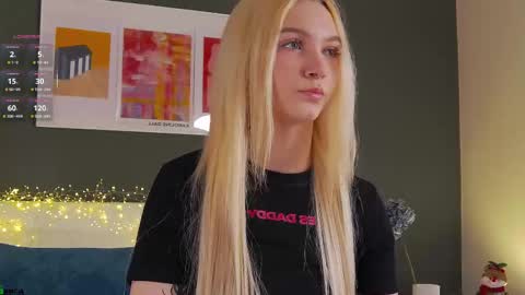 saramist online show from December 17, 1:33 am