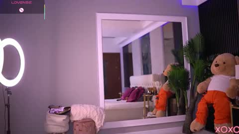 Dennise online show from November 19, 7:36 pm