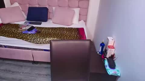 Snapshot of sasharosee2 chatting on September 18, 11:53 am S A S H A R O S E online show from September 18, 11:53 am