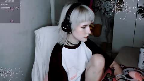 pronoun she. name Mary. age 21. online show from November 9, 4:47 pm