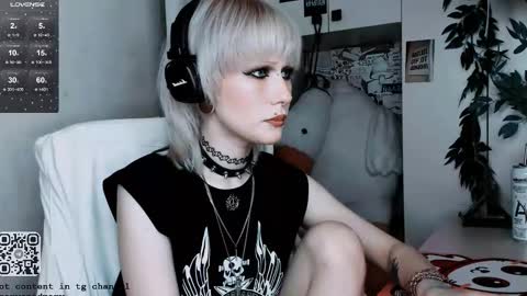 Snapshot of say_mary chatting on October 22, 10:09 am pronoun she. name Mary. age 21. online show from October 22, 10:09 am