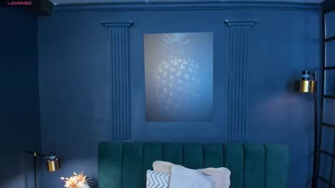 Scarlet Edwars online show from December 21, 6:01 pm