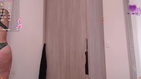 Snapshot of scarlett_diamond chatting on September 30, 7:52 pm Scarlett Thumb up please help me 100 its important online show from September 30, 7:52 pm