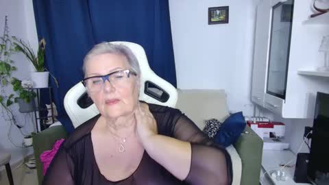 Selenna online show from April 18, 5:37 pm