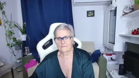 Selenna online show from April 18, 7:07 pm