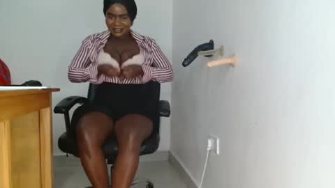 Snapshot of sexychocolate333 chatting on October 21, 12:14 am Chocolate online show from October 21, 12:14 am