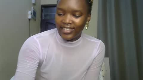 Snapshot of sexypetite_lee chatting on February 10, 5:25 am Lee online show from February 10, 5:25 am