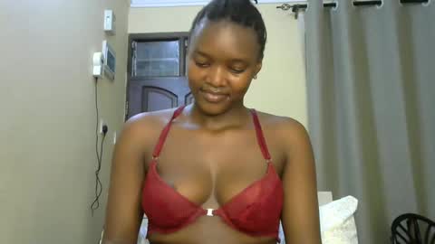 Snapshot of sexypetite_lee chatting on December 20, 8:01 pm Lee online show from December 20, 8:01 pm