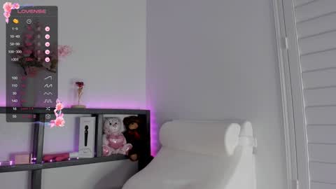 Estee online show from December 20, 2:48 am